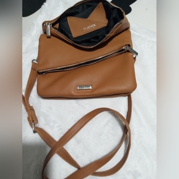 Kenneth Cole Reaction Crossbody Bag. Great condition.  Gently used.  CLEAN. - Picture 8 of 8